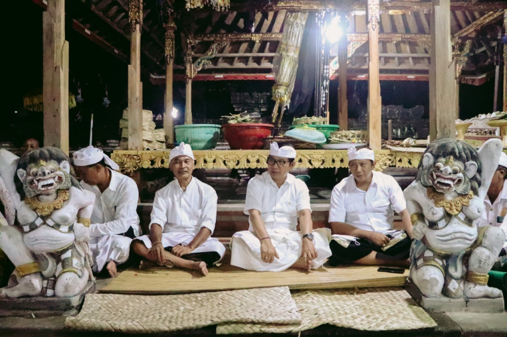 Sekda Adi Arnawa Hadiri Pujawali di Pura Ratu Hyang Banjar Badung Gulingan, Mengwi